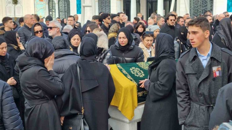 VÜCUDUNDAKİ KIRIKLARA ALDIRMADI, ÖZEL İZİNLE EŞİ VE 2 ÇOCUĞUNU SON YOLCULUKLARINA UĞURLADI