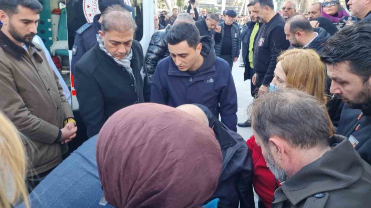 VÜCUDUNDAKİ KIRIKLARA ALDIRMADI, ÖZEL İZİNLE EŞİ VE 2 ÇOCUĞUNU SON YOLCULUKLARINA UĞURLADI