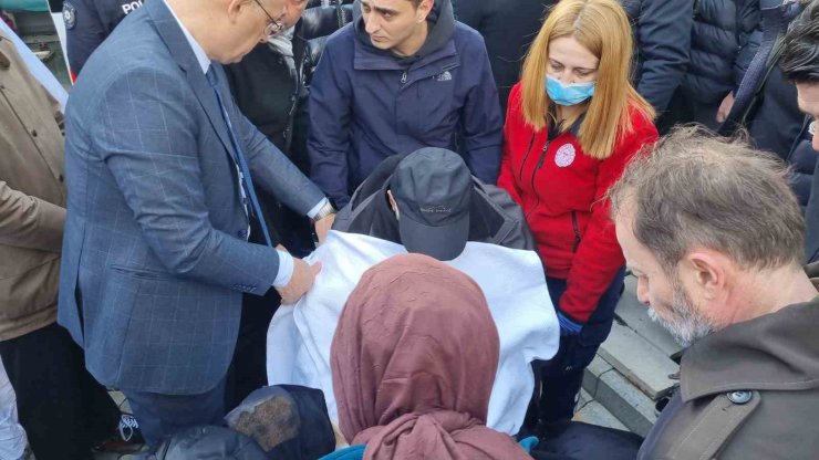 VÜCUDUNDAKİ KIRIKLARA ALDIRMADI, ÖZEL İZİNLE EŞİ VE 2 ÇOCUĞUNU SON YOLCULUKLARINA UĞURLADI