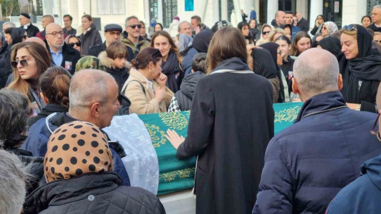 VÜCUDUNDAKİ KIRIKLARA ALDIRMADI, ÖZEL İZİNLE EŞİ VE 2 ÇOCUĞUNU SON YOLCULUKLARINA UĞURLADI