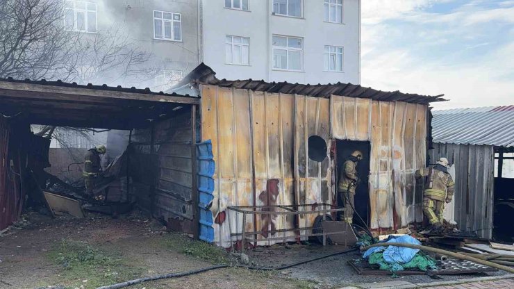 ARNAVUTKÖY’DE DEPODA KORKUTAN YANGIN