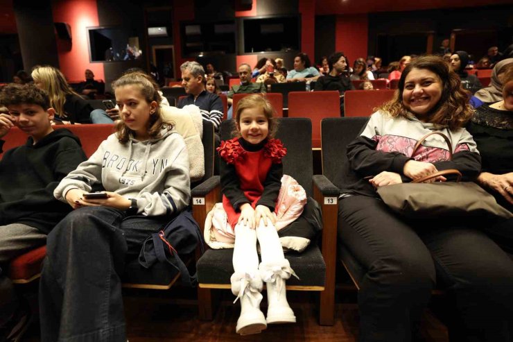 BAKIRKÖYLÜ ÖĞRENCİLER SÖMESTİRDE TİYATROYA DOYDU