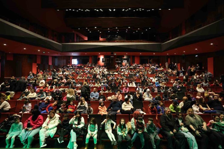 BAKIRKÖYLÜ ÖĞRENCİLER SÖMESTİRDE TİYATROYA DOYDU