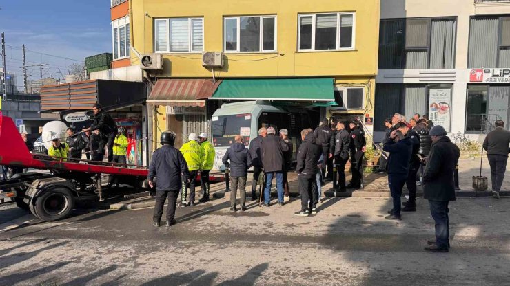 KARTAL’DA YOLCU MİNİBÜSÜ KUAFÖRE GİRDİ: 3 YARALI