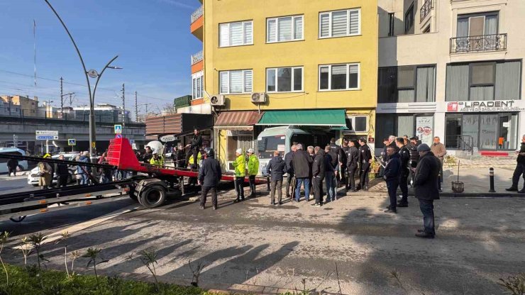 KARTAL’DA YOLCU MİNİBÜSÜ KUAFÖRE GİRDİ: 3 YARALI