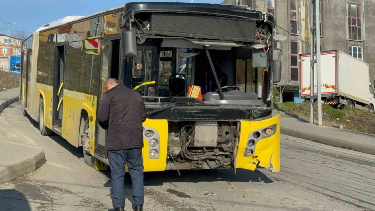 AVCILAR’DA İETT OTOBÜSLERİ KAZAYA KARIŞTI: 4 YARALI