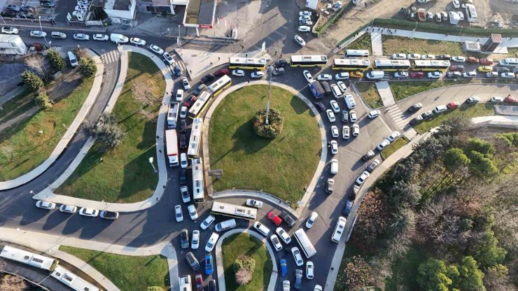 İETT OTOBÜSÜ ARIZA YAPTI, TRAFİK KİLİTLENDİ