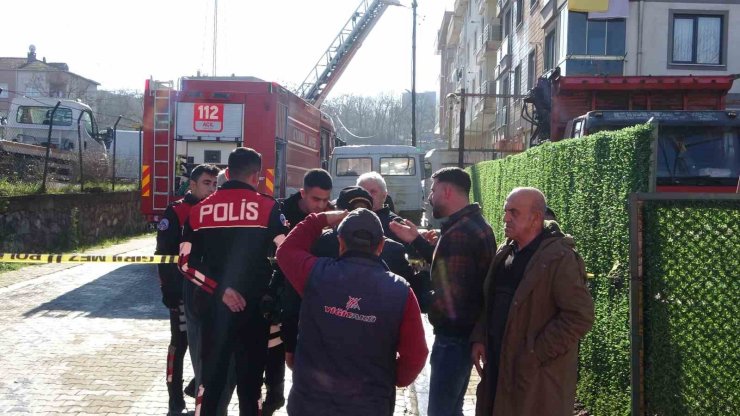 SANCAKTEPE’DE BİNANIN ÇATI KATINDA YANGIN: 6 KİŞİ DUMANDAN ETKİLENDİ