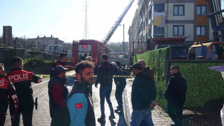 SANCAKTEPE’DE BİNANIN ÇATI KATINDA YANGIN: 6 KİŞİ DUMANDAN ETKİLENDİ