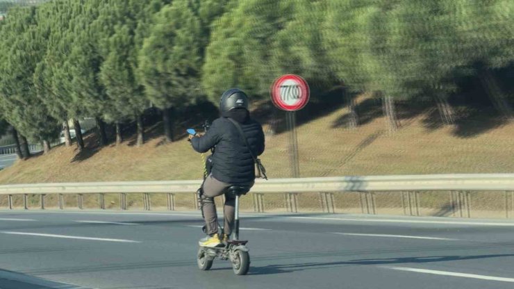 TEM OTOYOLUNDA SCOOTERLA SON HIZ İLERLEDİ: O ANLAR KAMERADA