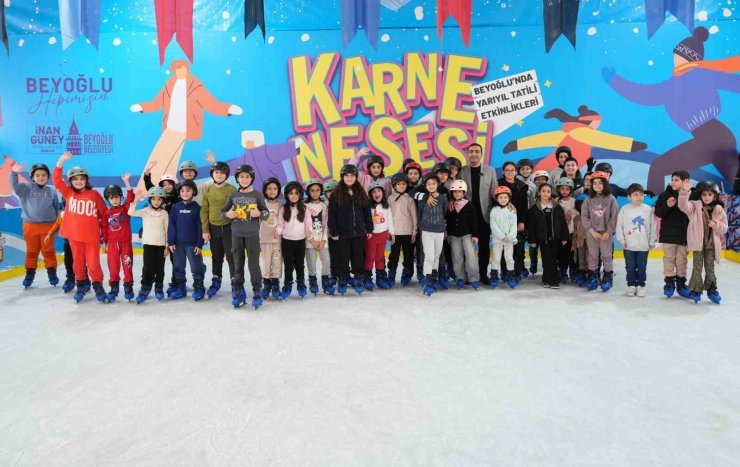 BEYOĞLU’NDA ÖĞRENCİLER YARIYIL TATİLİNİN TADINI BUZ PİSTİNDE KAYARAK ÇIKARDI