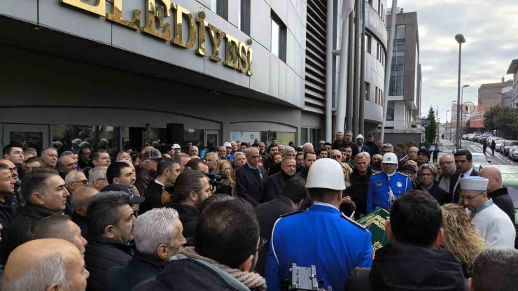HAYATINI KAYBEDEN AYFER ATAY İÇİN BEŞİKTAŞ BELEDİYESİ ÖNÜNDE TÖREN DÜZENLENDİ
