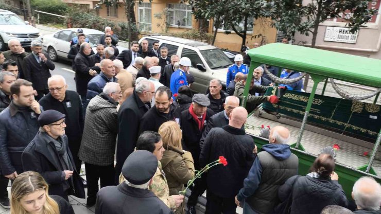 HAYATINI KAYBEDEN AYFER ATAY İÇİN BEŞİKTAŞ BELEDİYESİ ÖNÜNDE TÖREN DÜZENLENDİ
