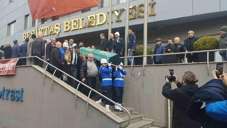 HAYATINI KAYBEDEN AYFER ATAY İÇİN BEŞİKTAŞ BELEDİYESİ ÖNÜNDE TÖREN DÜZENLENDİ