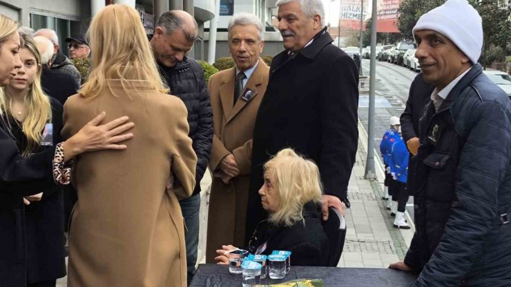 HAYATINI KAYBEDEN AYFER ATAY İÇİN BEŞİKTAŞ BELEDİYESİ ÖNÜNDE TÖREN DÜZENLENDİ