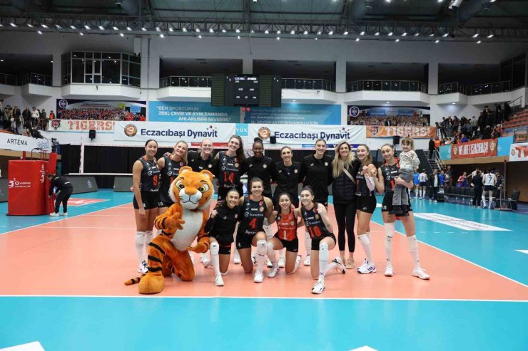 VODAFONE SULTANLAR LİGİ: ECZACIBAŞI DYNAVİT: 3 - AYDIN BÜYÜKŞEHİR BELEDİYESPOR: 0