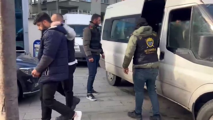 BÜYÜKÇEKMECE’DE DÜKKANI BASIP BABA VE OĞLUNU YARALAYAN ŞÜPHELİLER ADLİYEYE SEVK EDİLDİ