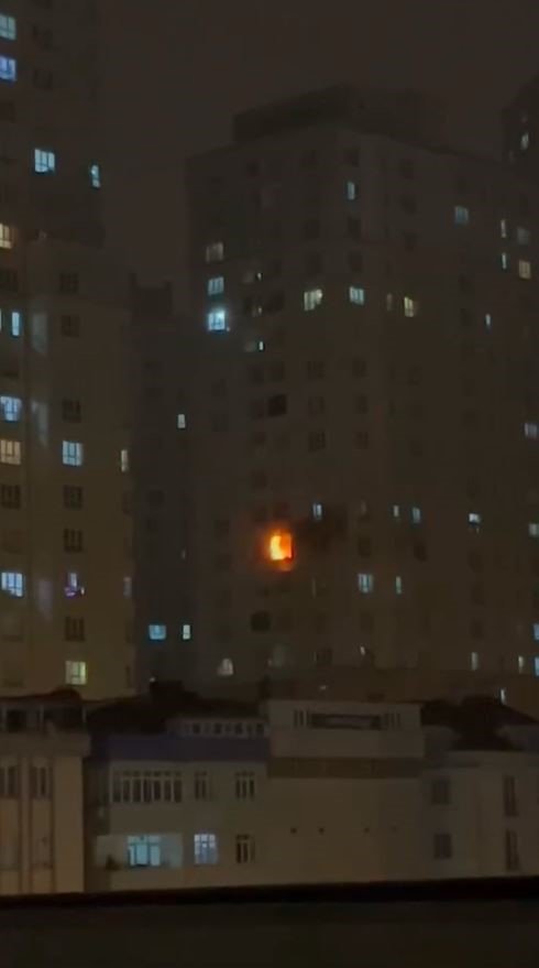ESENYURT’TA 26 KATLI BİNADA KORKUTAN YANGIN