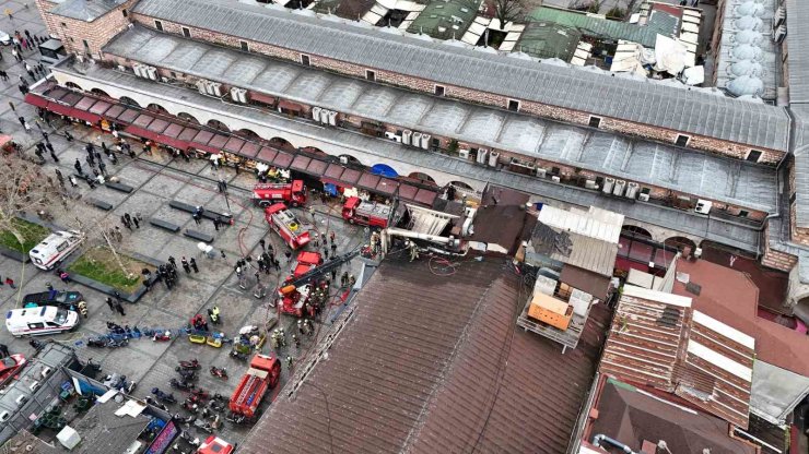 EMİNÖNÜ’NDE ÇIKAN YANGINDA KULLANILAMAZ HALE GELEN RESTORAN HAVADAN GÖRÜNTÜLENDİ