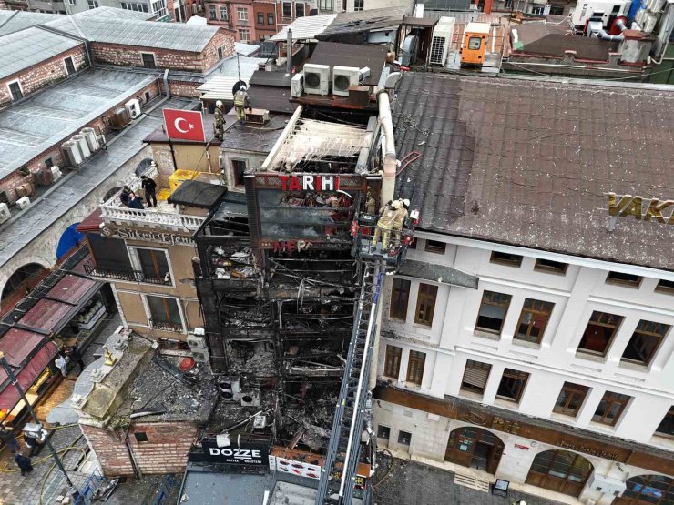 EMİNÖNÜ’NDE ÇIKAN YANGINDA KULLANILAMAZ HALE GELEN RESTORAN HAVADAN GÖRÜNTÜLENDİ