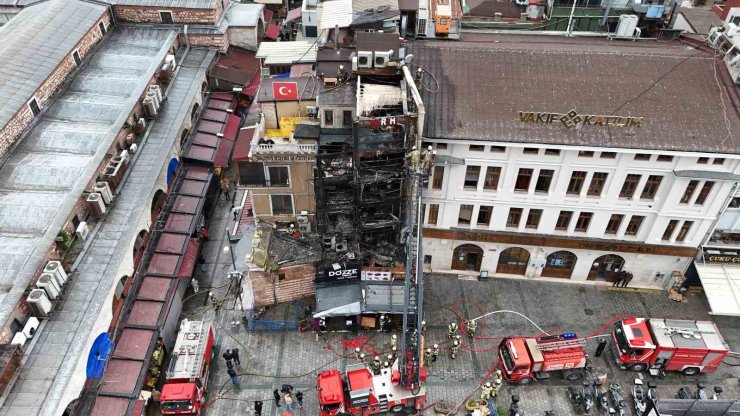 EMİNÖNÜ’NDE ÇIKAN YANGINDA KULLANILAMAZ HALE GELEN RESTORAN HAVADAN GÖRÜNTÜLENDİ