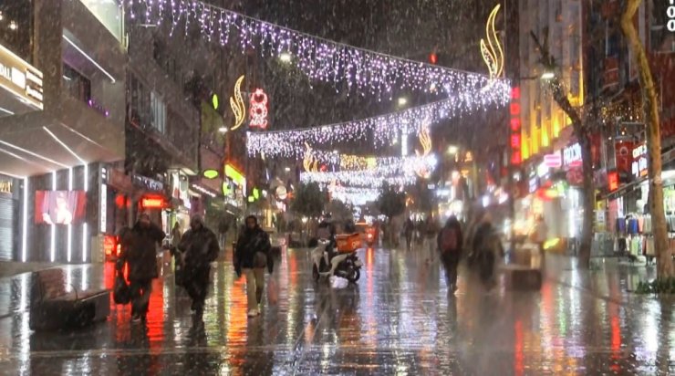 İSTANBUL’DA KAR YAĞIŞI ETKİLİ OLDU, ARAÇLAR YOLDA KALDI