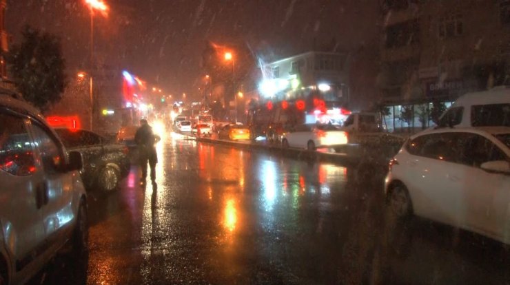 İSTANBUL’DA KAR YAĞIŞI ETKİLİ OLDU, ARAÇLAR YOLDA KALDI