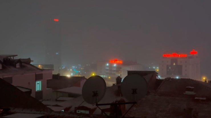 İSTANBUL’DA KAR YAĞIŞI ETKİLİ OLDU, ARAÇLAR YOLDA KALDI