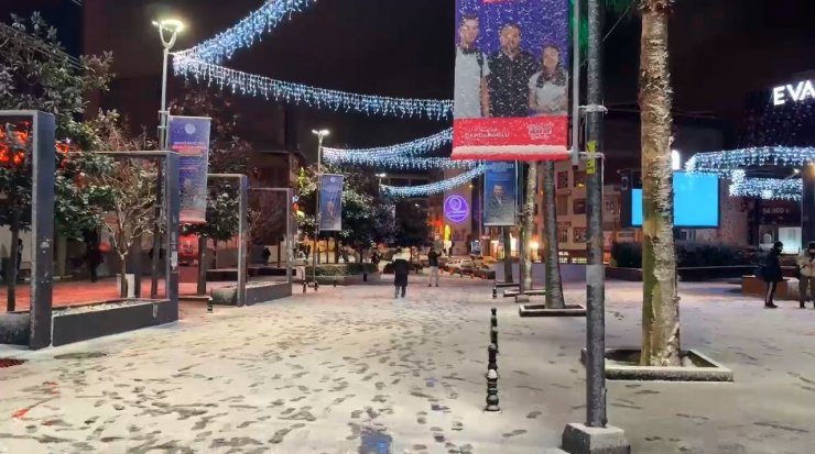 İSTANBUL’DA KAR YAĞIŞI ETKİLİ OLDU, ARAÇLAR YOLDA KALDI