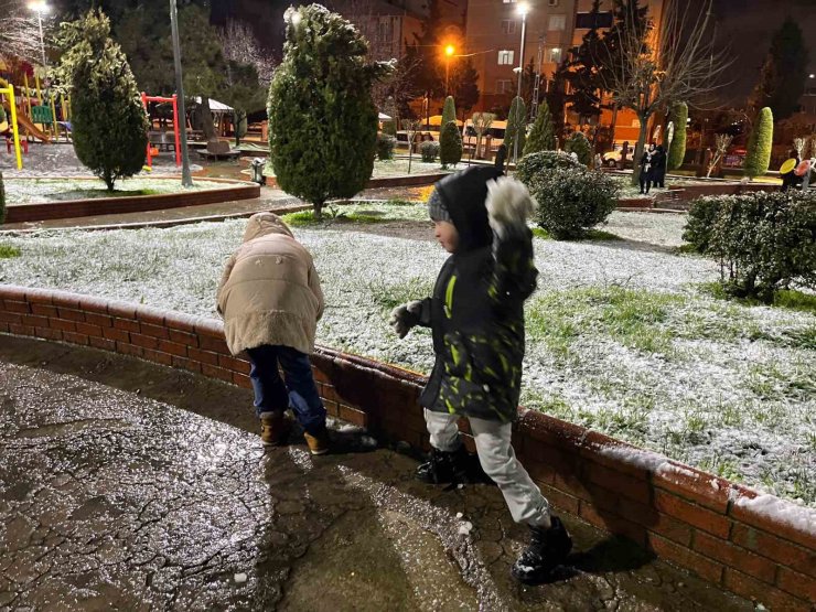KÜÇÜKÇEKMECE’DE KAR YAĞIŞI SONRASI ÇOCUKLAR SOLUĞU PARKLARDA ALDI