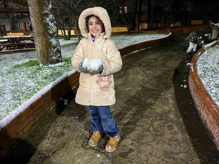 KÜÇÜKÇEKMECE’DE KAR YAĞIŞI SONRASI ÇOCUKLAR SOLUĞU PARKLARDA ALDI