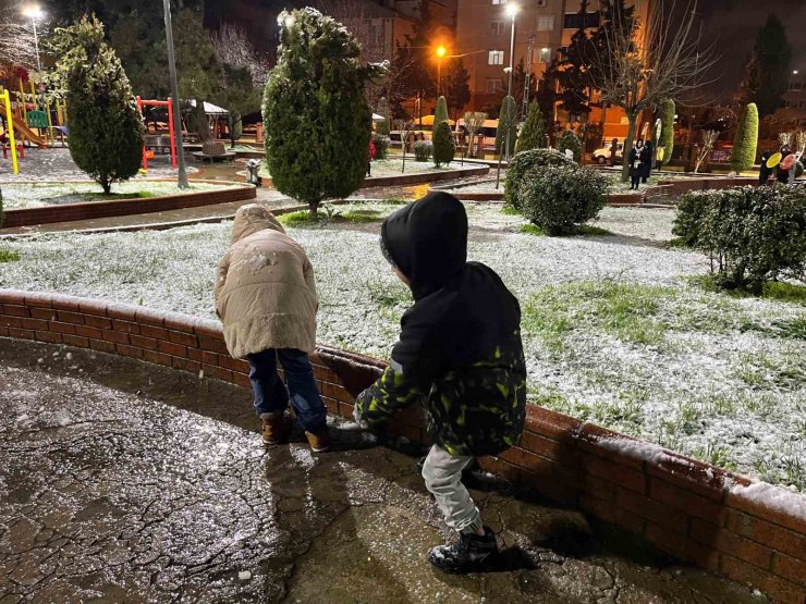 KÜÇÜKÇEKMECE’DE KAR YAĞIŞI SONRASI ÇOCUKLAR SOLUĞU PARKLARDA ALDI