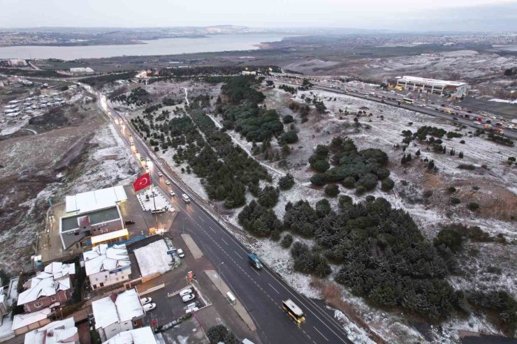 BÜYÜKÇEKMECE’DE KARTPOSTALLIK KAR MANZARASI