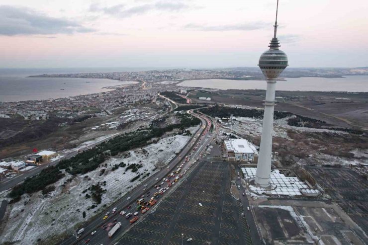 BÜYÜKÇEKMECE’DE KARTPOSTALLIK KAR MANZARASI