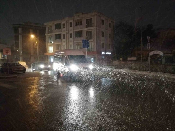 İSTANBUL’DA SABAHIN ERKEN SAATLERİNDE KAR YAĞIŞI ETKİLİ OLDU