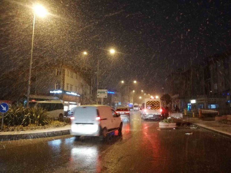 İSTANBUL’DA SABAHIN ERKEN SAATLERİNDE KAR YAĞIŞI ETKİLİ OLDU