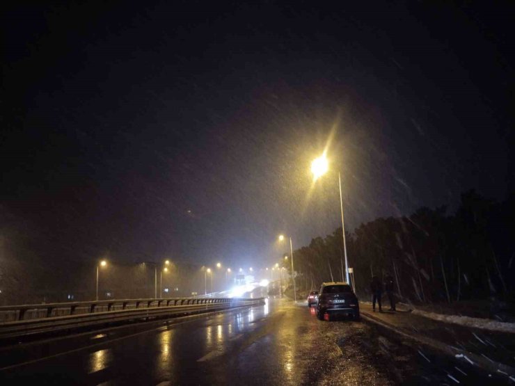 İSTANBUL’DA YÜKSEK KESİMLERDE KAR YAĞIŞI ETKİLİ OLUYOR