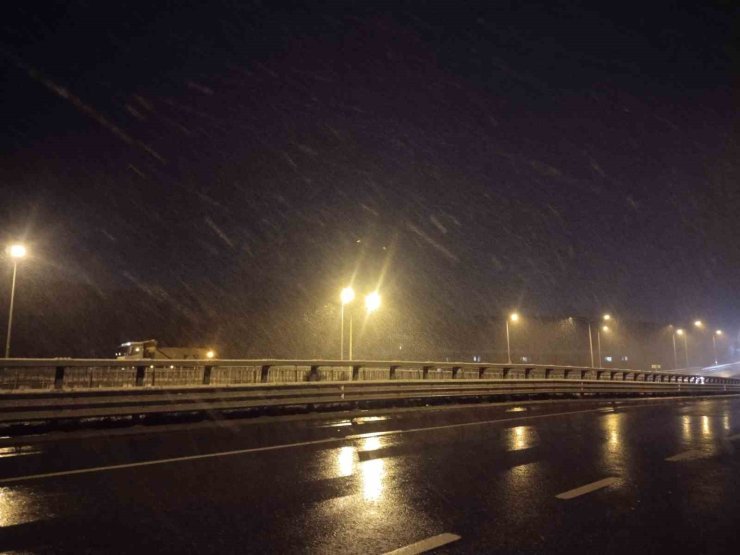 İSTANBUL’DA YÜKSEK KESİMLERDE KAR YAĞIŞI ETKİLİ OLUYOR