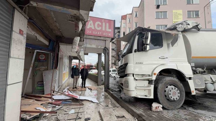 BAŞAKŞEHİR’DE TIP MERKEZİNİN BULUNDUĞU BİNAYA TANKER ÇARPTI