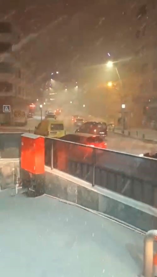 İSTANBUL’DA KAR YAĞIŞI ETKİLİ OLDU, ARAÇLAR YOLDA KALDI