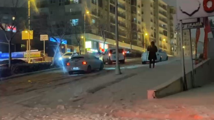 İSTANBUL’DA KAR YAĞIŞI ETKİLİ OLDU, ARAÇLAR YOLDA KALDI