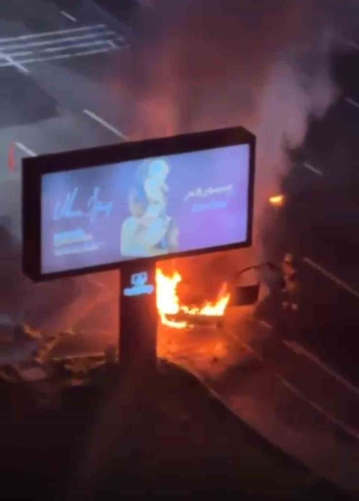 ATAŞEHİR’DE ALEV ALAN OTOMOBİL REKLAM TABELASINA ÇARPTI
