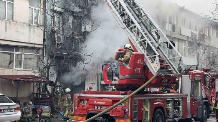 İSTANBUL’DA KAUÇUK İMALATHANESİNDEN ALEVLER YÜKSELDİ