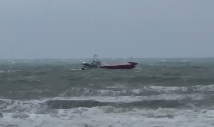 SARIYER’DE FIRTINA NEDENİYLE KURU YÜK GEMİSİ SÜRÜKLENDİ