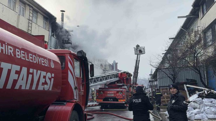 İSTANBUL’DA YANAN KAUÇUK İMALATHANESİNİN ÇATISINDA MAHSUR KALAN İŞÇİ O ANLARI ANLATTI