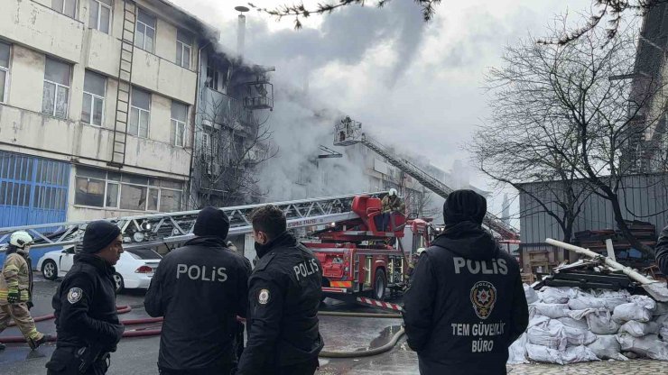 İSTANBUL’DA YANAN KAUÇUK İMALATHANESİNİN ÇATISINDA MAHSUR KALAN İŞÇİ O ANLARI ANLATTI