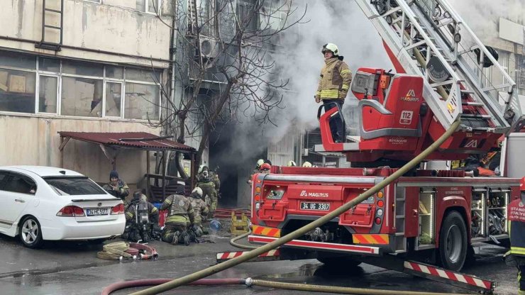İSTANBUL’DA YANAN KAUÇUK İMALATHANESİNİN ÇATISINDA MAHSUR KALAN İŞÇİ O ANLARI ANLATTI