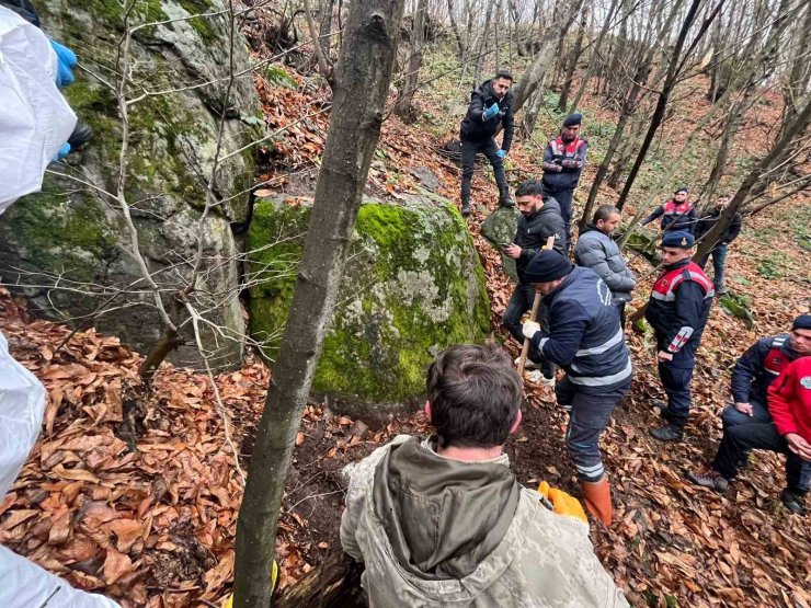 KOCAELİ’DEKİ KANLI CİNAYETİN AYRINTILARI ORTAYA ÇIKTI: BAĞ EVİNDE ÖLDÜRÜP ORMANA GÖMDÜLER