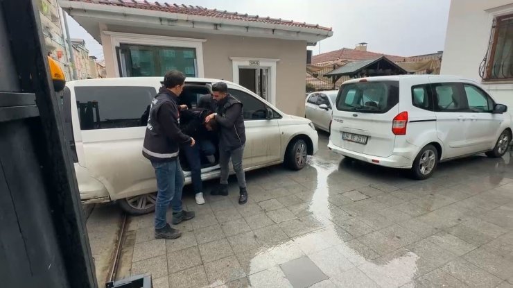 BAĞCILAR’DA POLİSE BIÇAKLI SALDIRI: BİRİ KADIN 2 POLİS MEMURU YARALANDI