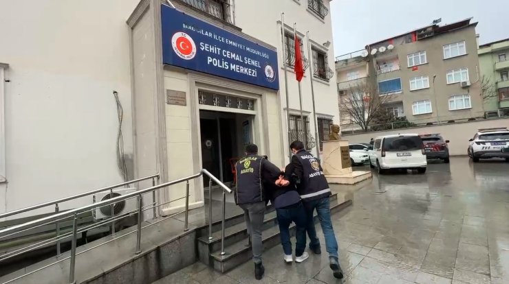 BAĞCILAR’DA POLİSE BIÇAKLI SALDIRI: BİRİ KADIN 2 POLİS MEMURU YARALANDI